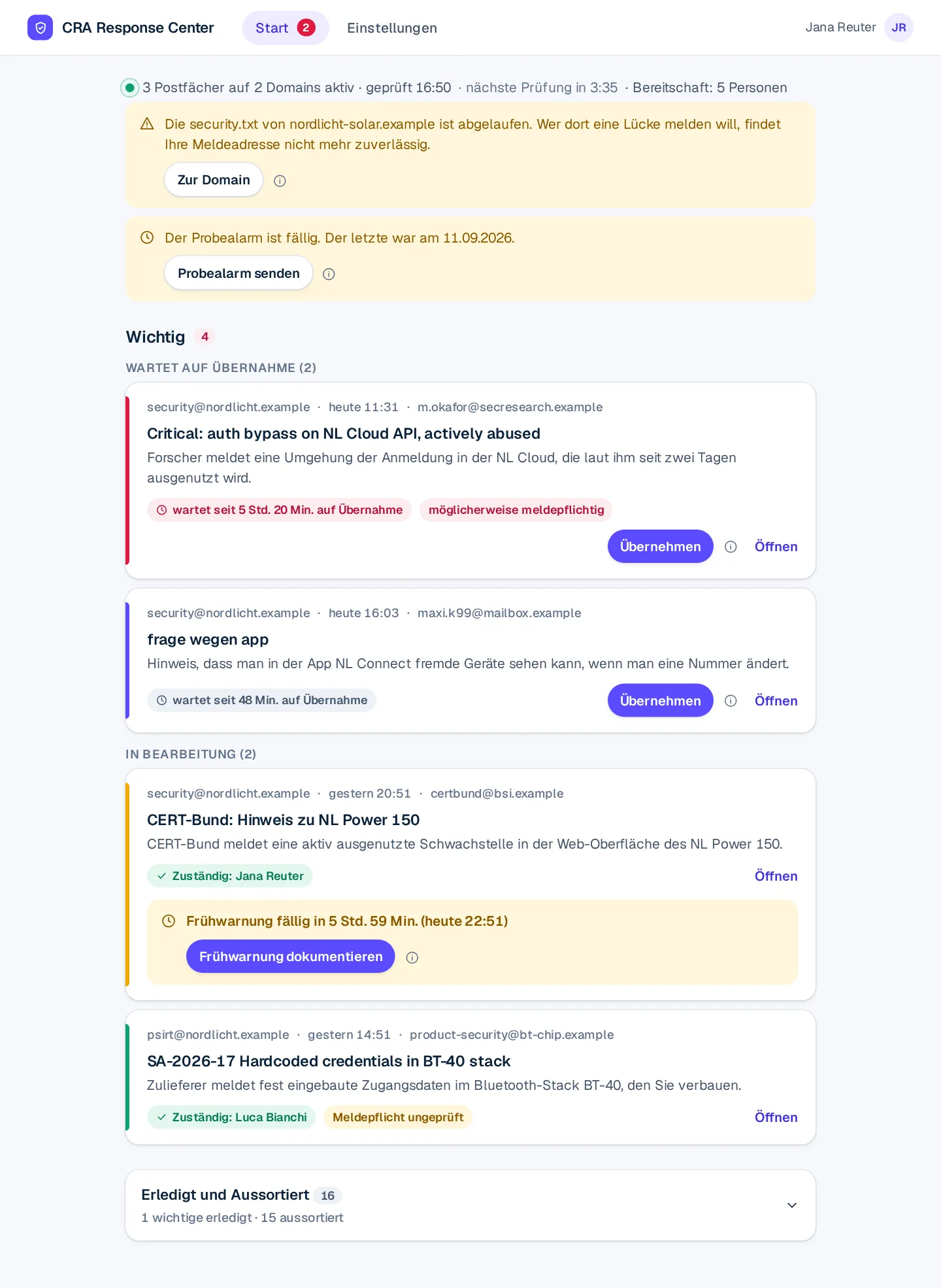 Startseite der Anwendung: oben die Statuszeile mit drei Postfächern auf zwei Domains, ein Hinweis, dass die security.txt der zweiten Domain abgelaufen ist, und einer, dass der Probealarm fällig ist, darunter unter Wichtig vier Karten. Zwei warten auf Übernahme, eine davon rot markiert, weil sie seit über vier Stunden wartet und möglicherweise meldepflichtig ist. Zwei sind übernommen, eine mit laufender Frühwarnung. Jede Karte zeigt Postfach, Eingang, Betreff und die Einordnung in einem Satz. Unten eingeklappt: Erledigt und Aussortiert mit 16 Mails.